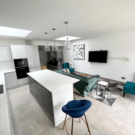 3 Cosy Homes Walking Distance To Mall With Parking Available To Book Separately 3 Bed House Or 1 Bed Apartment Or Studio ลอนดอน ภายนอก รูปภาพ