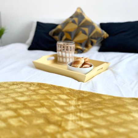 3 Cosy Homes Walking Distance To Mall With Parking Available To Book Separately 3 Bed House Or 1 Bed Apartment Or Studio ลอนดอน ภายนอก รูปภาพ