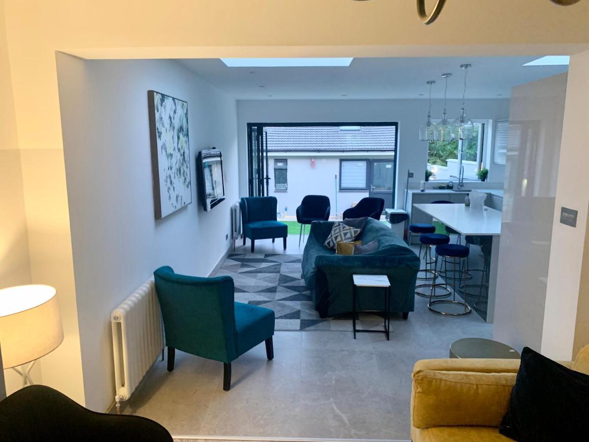 3 Cosy Homes Walking Distance To Mall With Parking Available To Book Separately 3 Bed House Or 1 Bed Apartment Or Studio ลอนดอน ภายนอก รูปภาพ