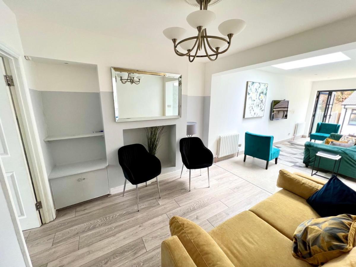 3 Cosy Homes Walking Distance To Mall With Parking Available To Book Separately 3 Bed House Or 1 Bed Apartment Or Studio ลอนดอน ภายนอก รูปภาพ
