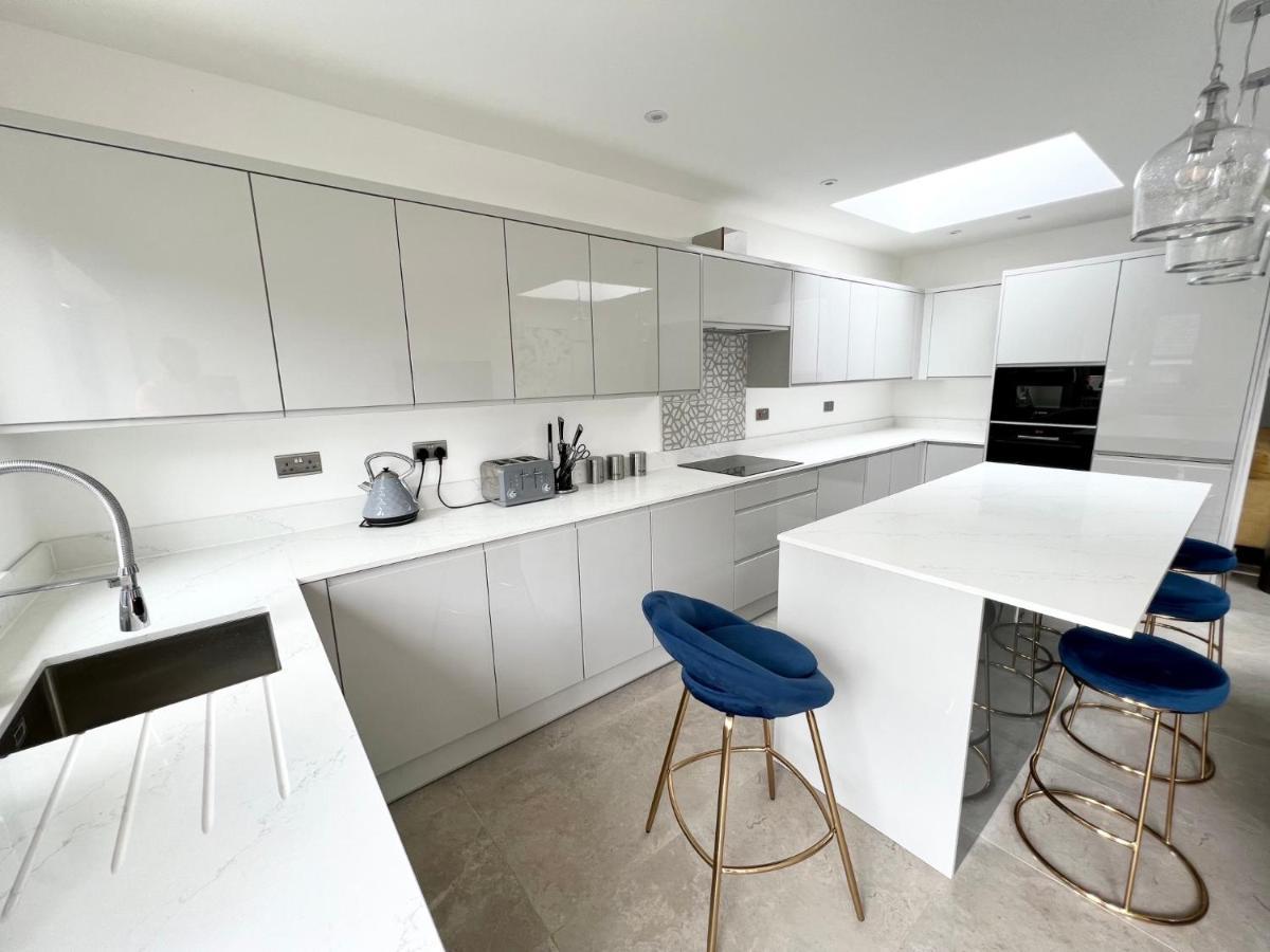 3 Cosy Homes Walking Distance To Mall With Parking Available To Book Separately 3 Bed House Or 1 Bed Apartment Or Studio ลอนดอน ภายนอก รูปภาพ