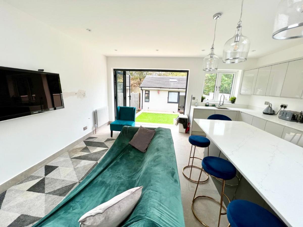 3 Cosy Homes Walking Distance To Mall With Parking Available To Book Separately 3 Bed House Or 1 Bed Apartment Or Studio ลอนดอน ภายนอก รูปภาพ