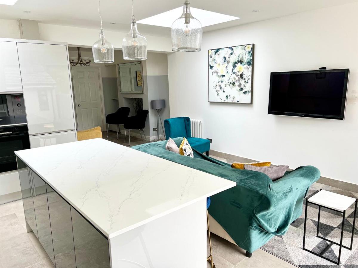 3 Cosy Homes Walking Distance To Mall With Parking Available To Book Separately 3 Bed House Or 1 Bed Apartment Or Studio ลอนดอน ภายนอก รูปภาพ