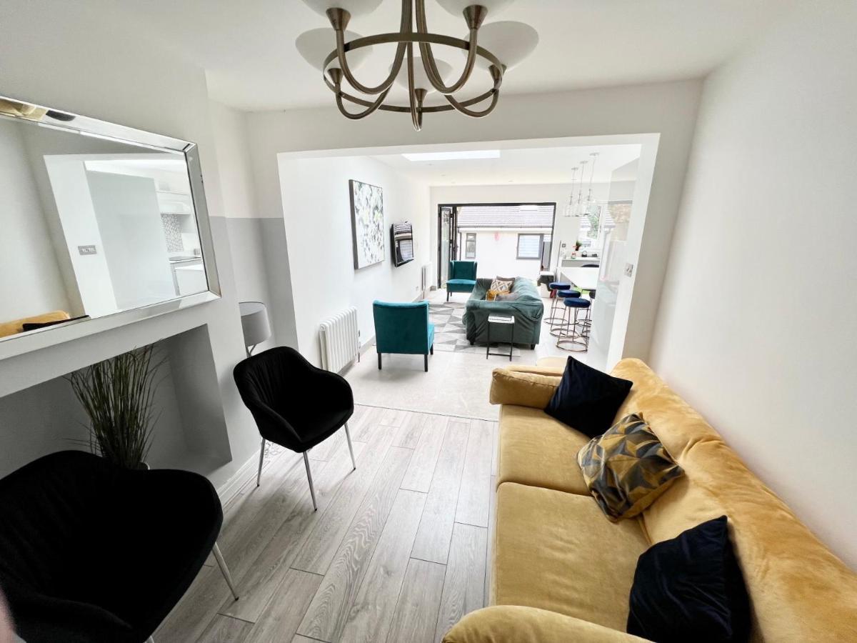 3 Cosy Homes Walking Distance To Mall With Parking Available To Book Separately 3 Bed House Or 1 Bed Apartment Or Studio ลอนดอน ภายนอก รูปภาพ