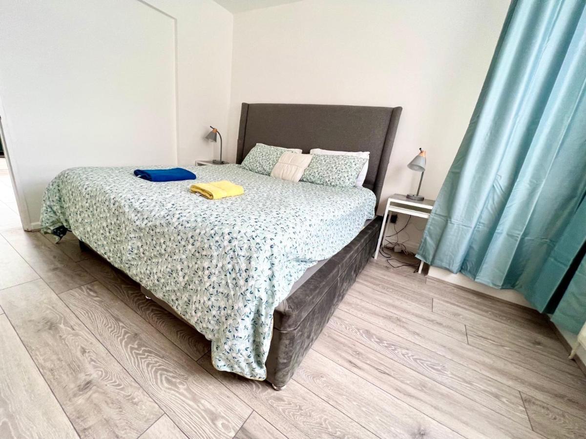 3 Cosy Homes Walking Distance To Mall With Parking Available To Book Separately 3 Bed House Or 1 Bed Apartment Or Studio ลอนดอน ภายนอก รูปภาพ