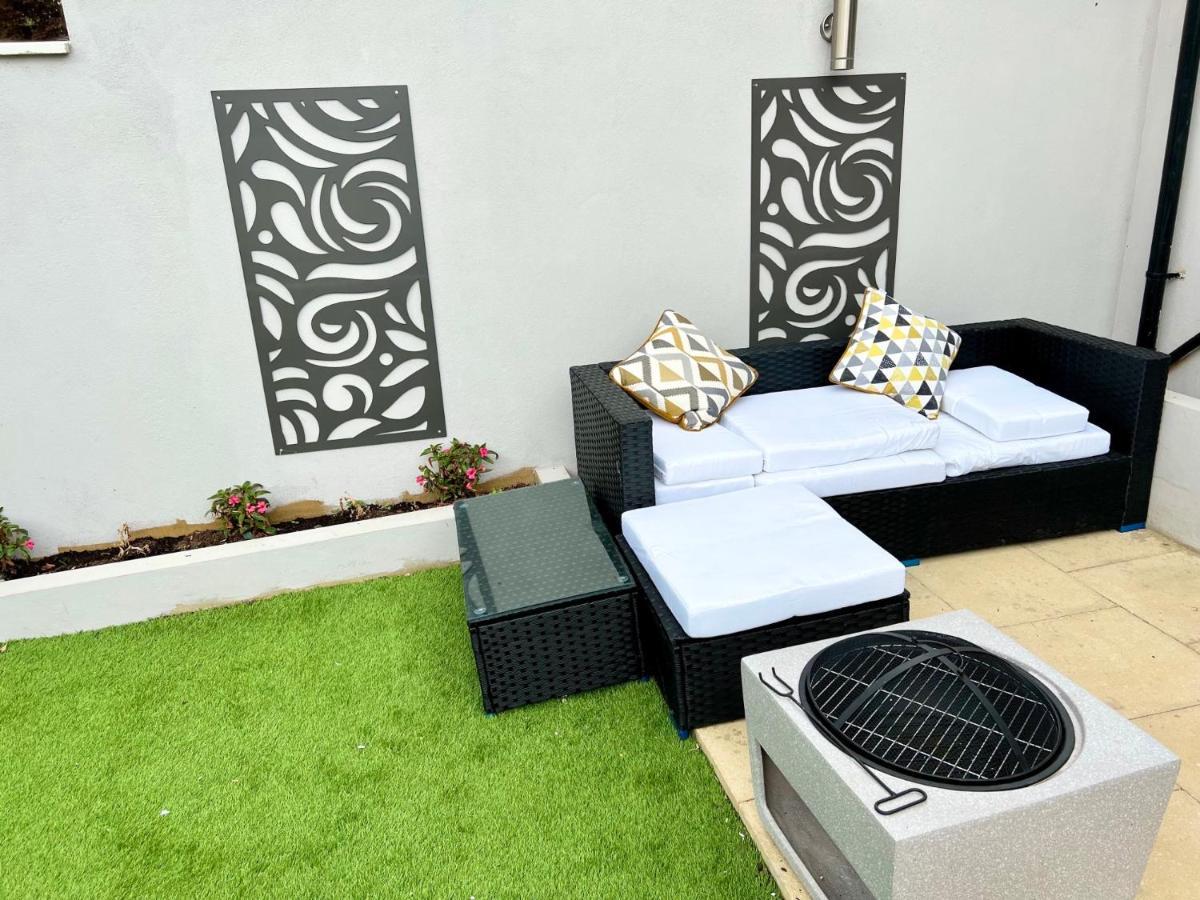 3 Cosy Homes Walking Distance To Mall With Parking Available To Book Separately 3 Bed House Or 1 Bed Apartment Or Studio ลอนดอน ภายนอก รูปภาพ