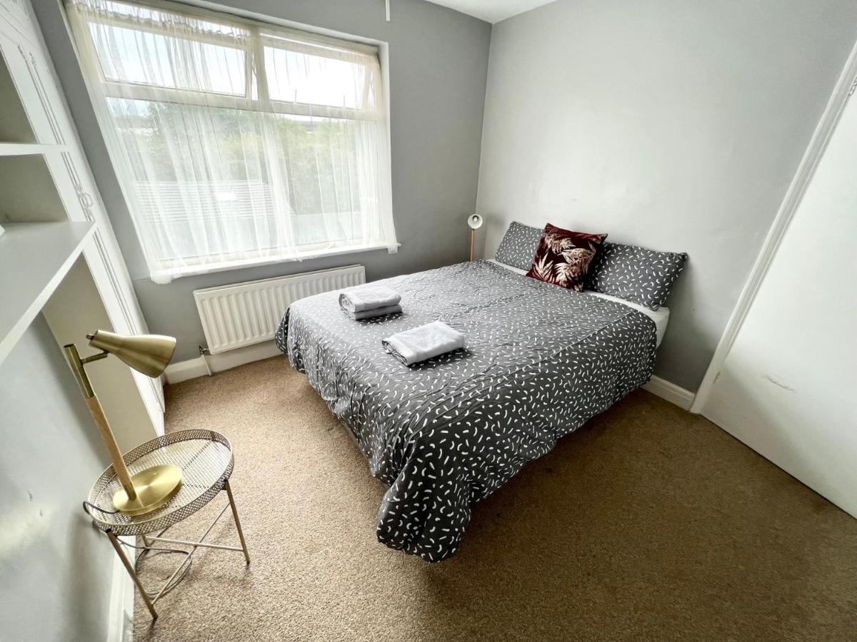 3 Cosy Homes Walking Distance To Mall With Parking Available To Book Separately 3 Bed House Or 1 Bed Apartment Or Studio ลอนดอน ภายนอก รูปภาพ