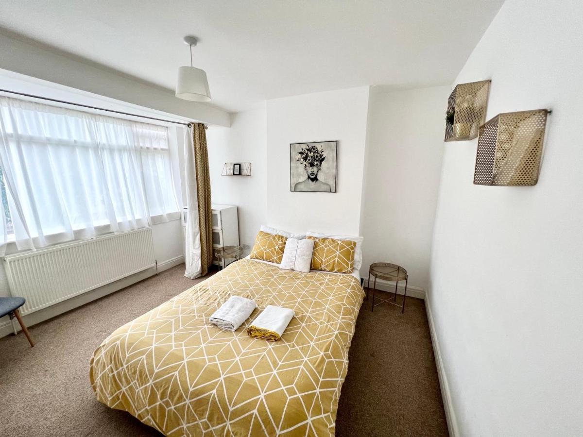 3 Cosy Homes Walking Distance To Mall With Parking Available To Book Separately 3 Bed House Or 1 Bed Apartment Or Studio ลอนดอน ภายนอก รูปภาพ