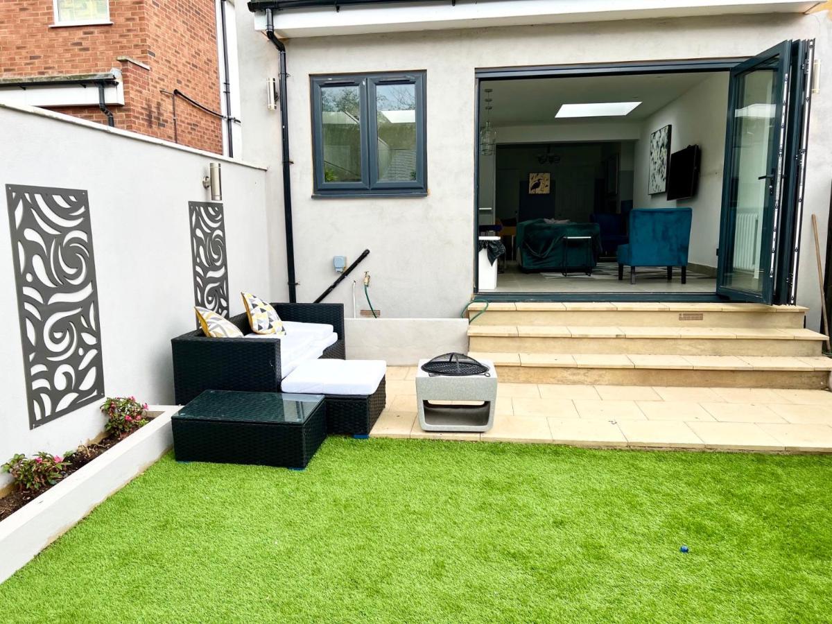 3 Cosy Homes Walking Distance To Mall With Parking Available To Book Separately 3 Bed House Or 1 Bed Apartment Or Studio ลอนดอน ภายนอก รูปภาพ