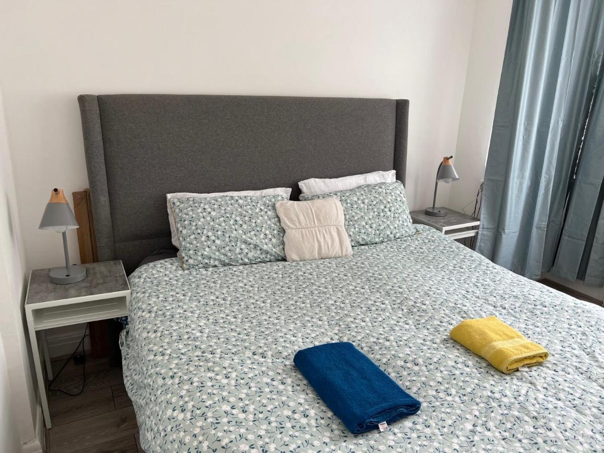 3 Cosy Homes Walking Distance To Mall With Parking Available To Book Separately 3 Bed House Or 1 Bed Apartment Or Studio ลอนดอน ภายนอก รูปภาพ
