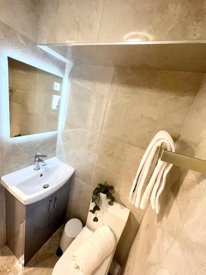 3 Cosy Homes Walking Distance To Mall With Parking Available To Book Separately 3 Bed House Or 1 Bed Apartment Or Studio ลอนดอน ภายนอก รูปภาพ