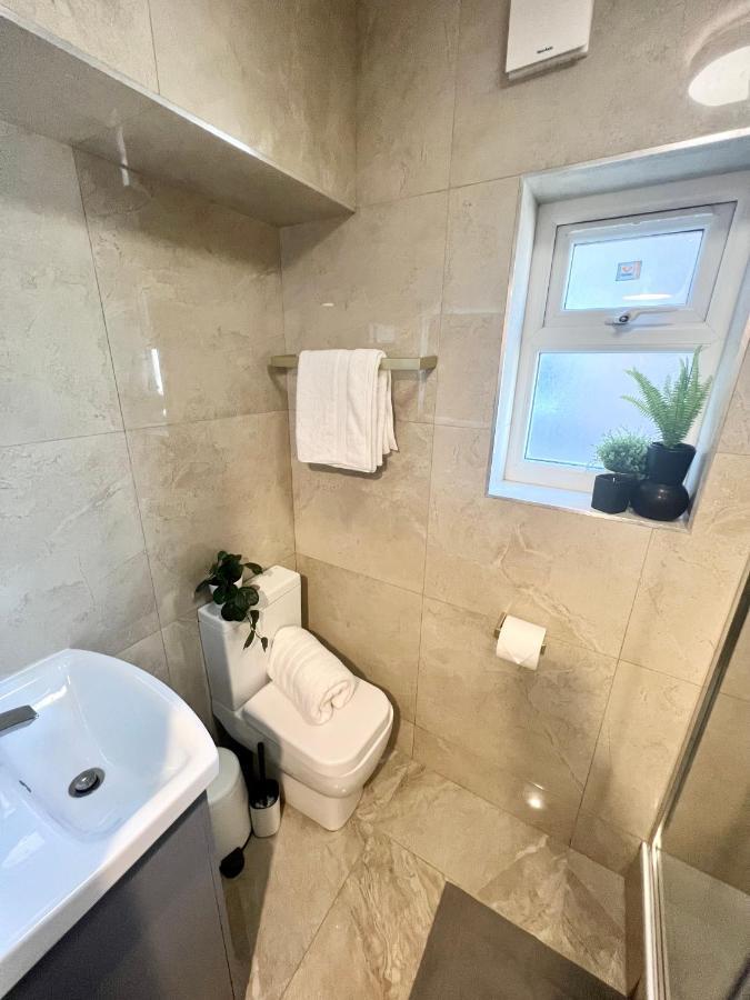 3 Cosy Homes Walking Distance To Mall With Parking Available To Book Separately 3 Bed House Or 1 Bed Apartment Or Studio ลอนดอน ภายนอก รูปภาพ