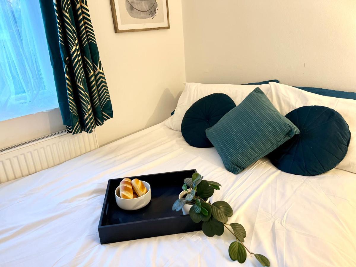 3 Cosy Homes Walking Distance To Mall With Parking Available To Book Separately 3 Bed House Or 1 Bed Apartment Or Studio ลอนดอน ภายนอก รูปภาพ