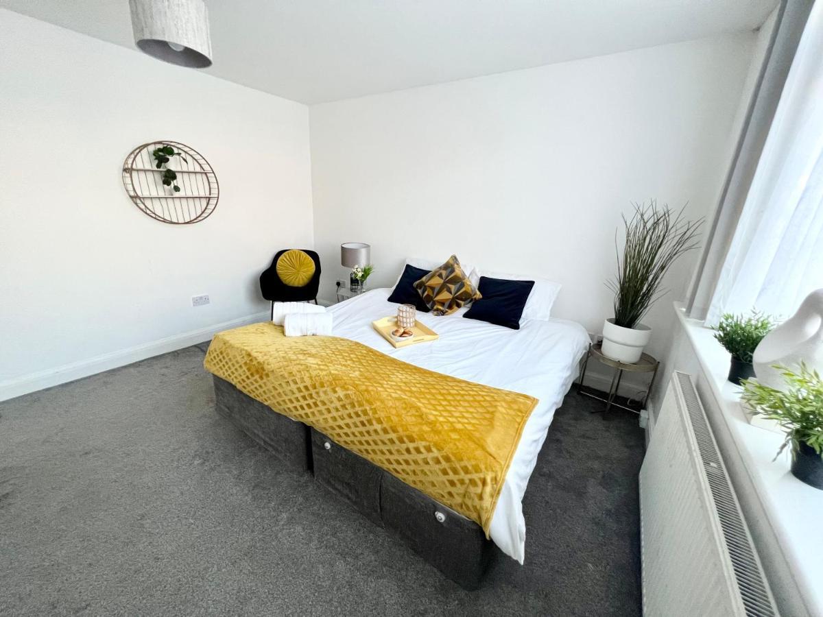 3 Cosy Homes Walking Distance To Mall With Parking Available To Book Separately 3 Bed House Or 1 Bed Apartment Or Studio ลอนดอน ภายนอก รูปภาพ