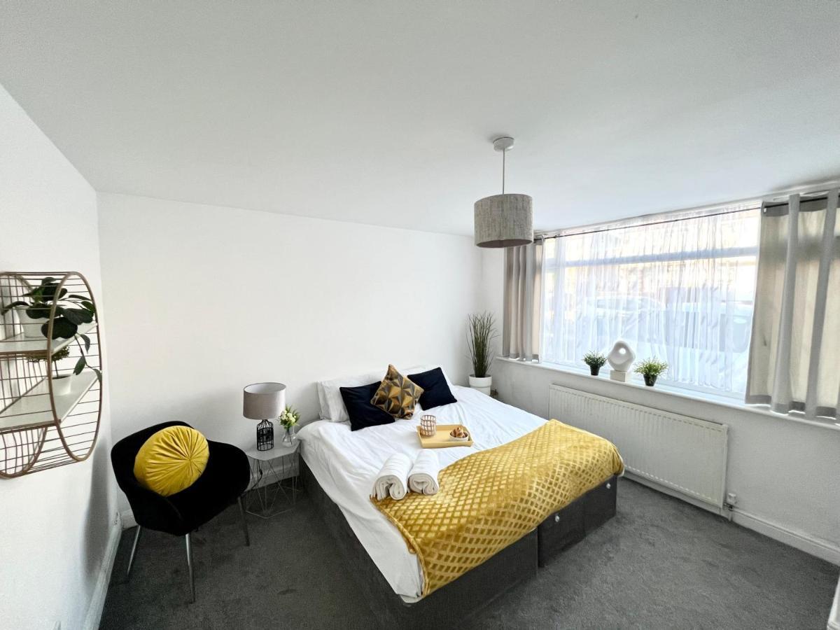 3 Cosy Homes Walking Distance To Mall With Parking Available To Book Separately 3 Bed House Or 1 Bed Apartment Or Studio ลอนดอน ภายนอก รูปภาพ