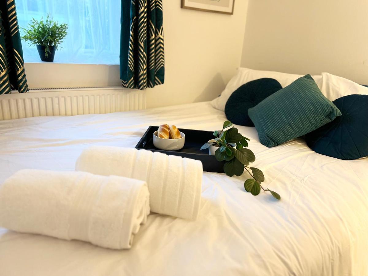 3 Cosy Homes Walking Distance To Mall With Parking Available To Book Separately 3 Bed House Or 1 Bed Apartment Or Studio ลอนดอน ภายนอก รูปภาพ
