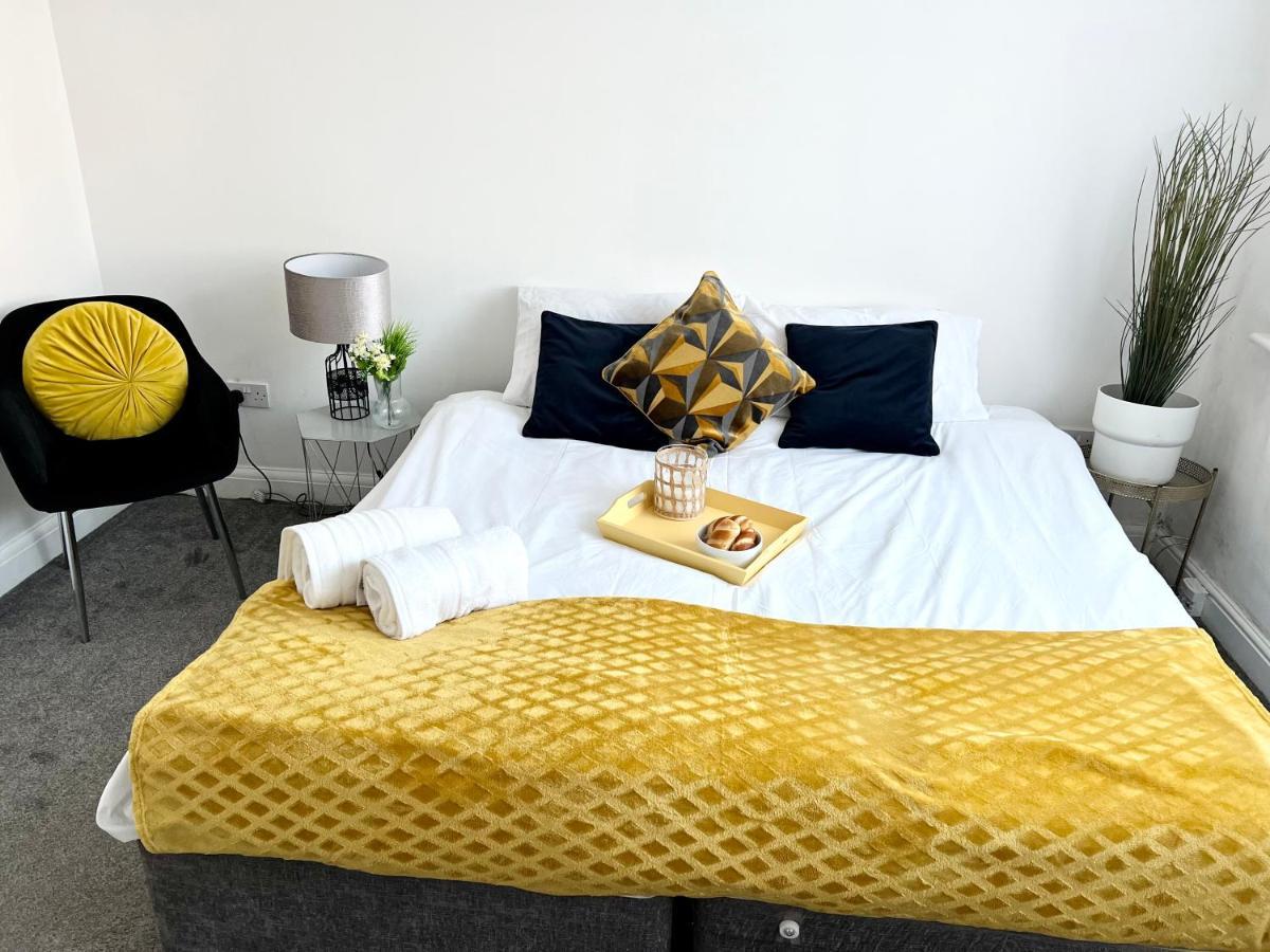 3 Cosy Homes Walking Distance To Mall With Parking Available To Book Separately 3 Bed House Or 1 Bed Apartment Or Studio ลอนดอน ภายนอก รูปภาพ