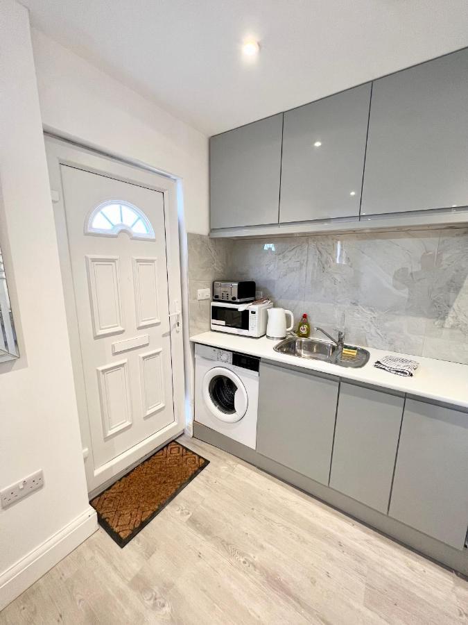 3 Cosy Homes Walking Distance To Mall With Parking Available To Book Separately 3 Bed House Or 1 Bed Apartment Or Studio ลอนดอน ภายนอก รูปภาพ