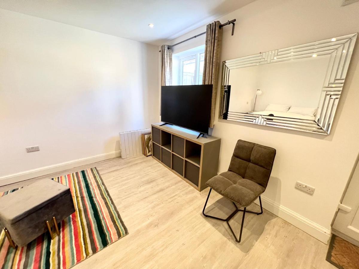 3 Cosy Homes Walking Distance To Mall With Parking Available To Book Separately 3 Bed House Or 1 Bed Apartment Or Studio ลอนดอน ภายนอก รูปภาพ