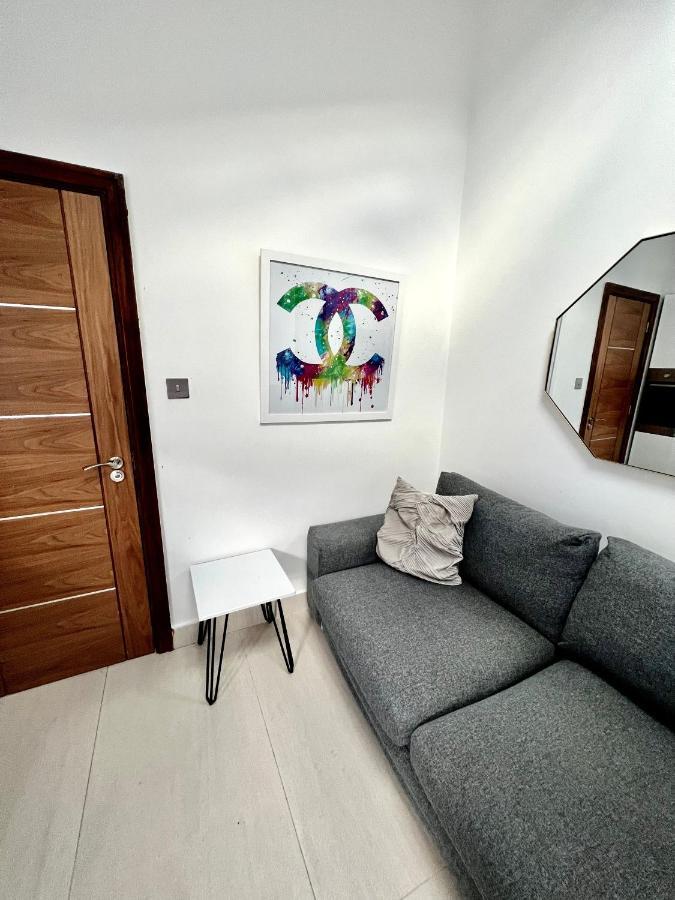 3 Cosy Homes Walking Distance To Mall With Parking Available To Book Separately 3 Bed House Or 1 Bed Apartment Or Studio ลอนดอน ภายนอก รูปภาพ