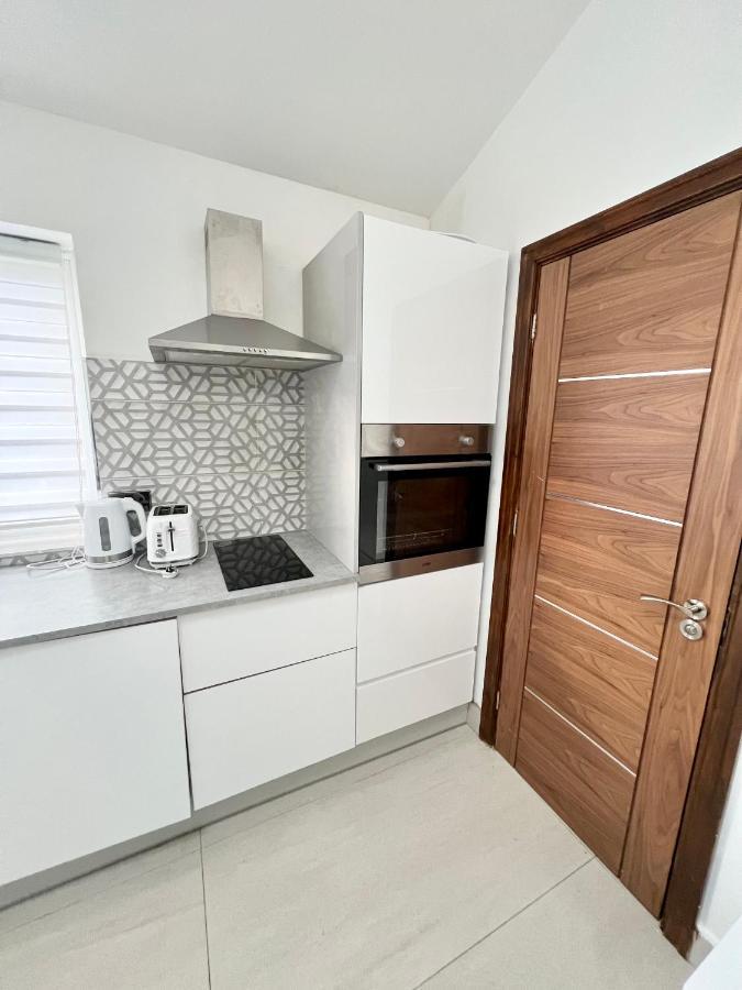 3 Cosy Homes Walking Distance To Mall With Parking Available To Book Separately 3 Bed House Or 1 Bed Apartment Or Studio ลอนดอน ภายนอก รูปภาพ
